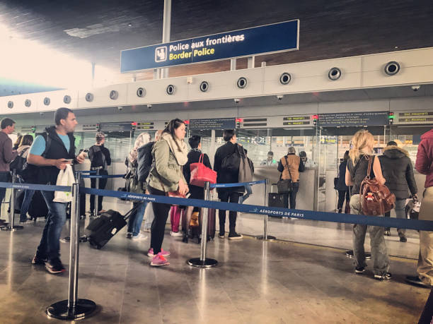 controle de passaporte no aeroporto roissy charles de gaulle airport, paris, frança - border control - fotografias e filmes do acervo