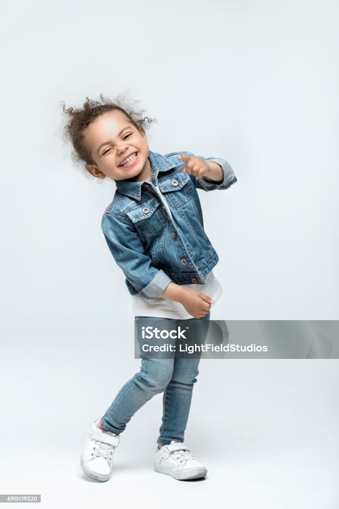 niña niña divertida en jeans aislados en blanco - Foto de stock de Niño libre de derechos