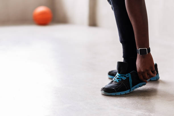 istock Young sportsman going to play basketball 690422980
