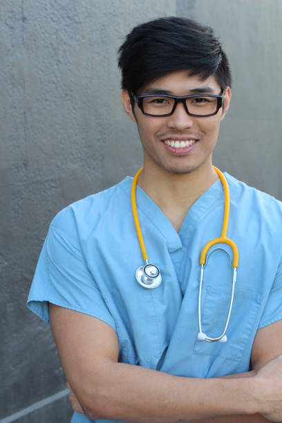 estudante do sexo masculino asiático lindo sorrindo na cinza - male education college student nerd - fotografias e filmes do acervo