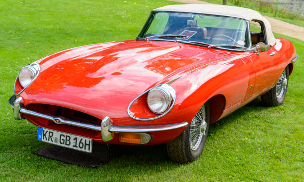 jaguar type e cabriolet décapotable britannique voiture de sport classique - e type photos et images de collection