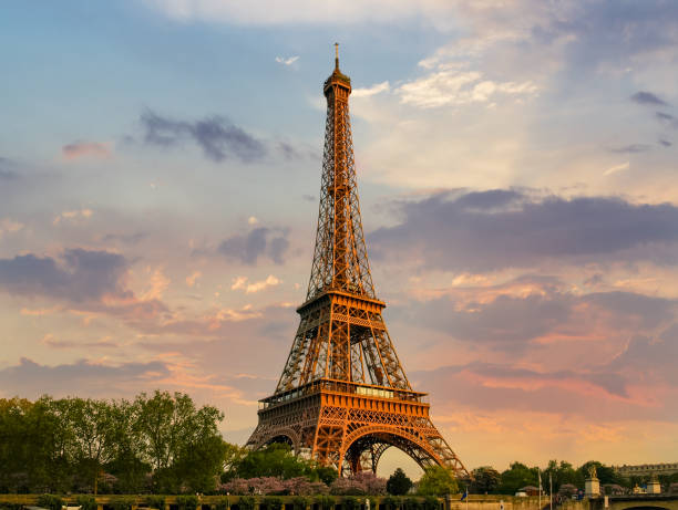 torre eiffel en primavera en la puesta del sol - torre eiffel fotografías e imágenes de stock