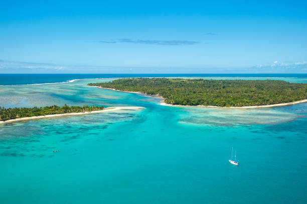 vista aérea de isla ste. marie, madagascar - entrometido fotografías e imágenes de stock