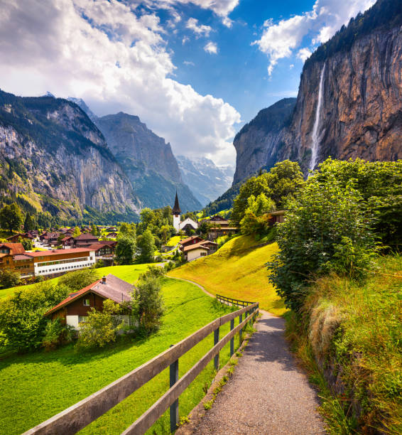 vista colorida de verão da vila de lauterbrunnen. - waterfall multi colored landscape beauty in nature - fotografias e filmes do acervo