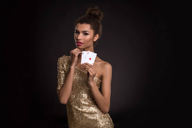 bella ragazza africana mostra due assi nel poker del casinò e vincere - ace of spades foto e immagini stock
