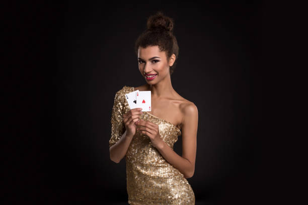 bella ragazza africana mostra due assi nel poker del casinò e vincere - ace of spades foto e immagini stock