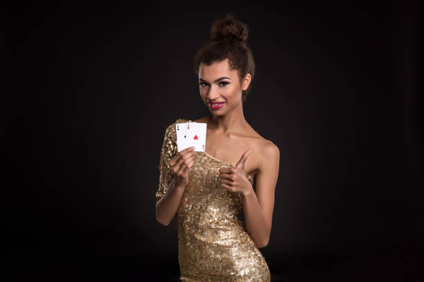 bella ragazza africana mostra due assi nel poker del casinò e vincere - ace of spades foto e immagini stock