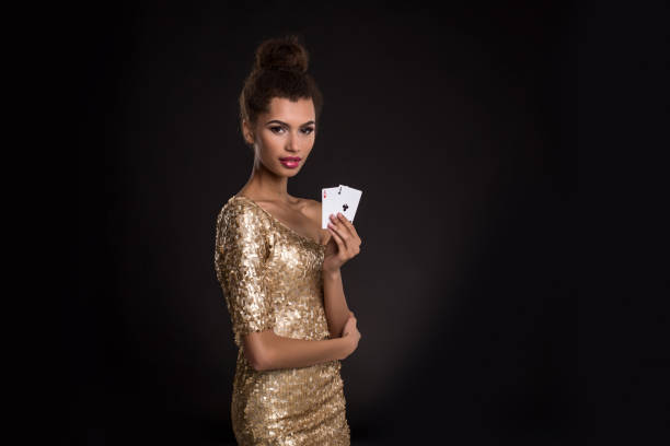 bella ragazza africana mostra due assi nel poker del casinò e vincere - ace of spades foto e immagini stock
