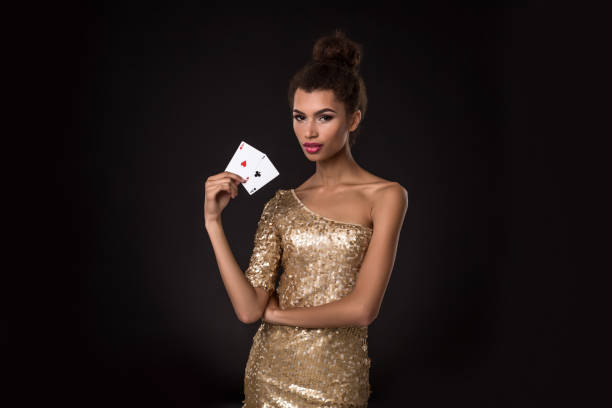 bella ragazza africana mostra due assi nel poker del casinò e vincere - ace of spades foto e immagini stock