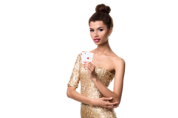 bella ragazza africana mostra due assi nel poker del casinò e vincere - ace of spades foto e immagini stock