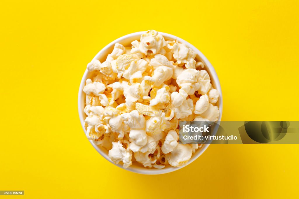 Popcorn-Schale von oben auf gelbem Hintergrund angezeigt. Flach zu legen. Ansicht von oben - Lizenzfrei Popcorn Stock-Foto