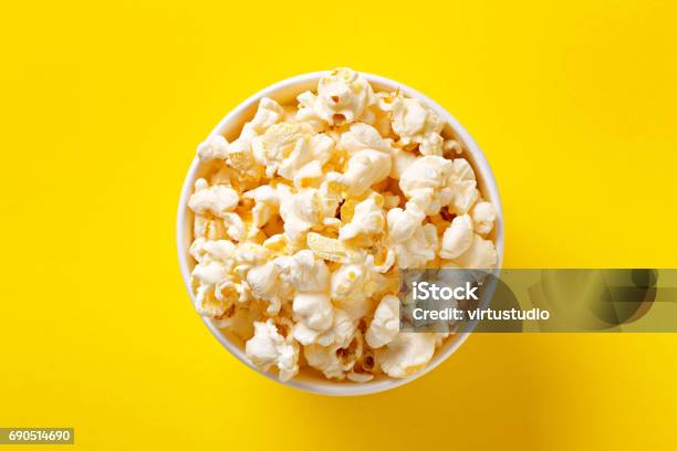 Popcornschale Von Oben Auf Gelbem Hintergrund Angezeigt Flach Zu Legen Ansicht Von Oben Stockfoto und mehr Bilder von Popcorn