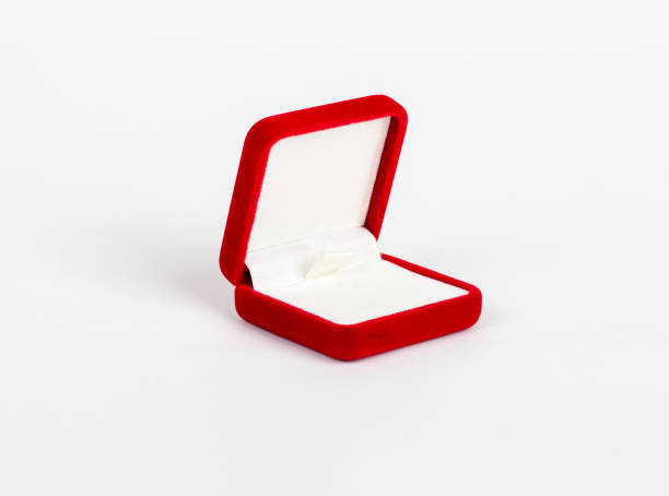 caixa vermelha vazia para anel isolado - day gem ring open - fotografias e filmes do acervo