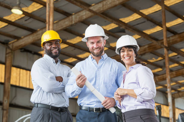 multiétnico hardhats trabajadores de usar - manager foreman warehouse arms crossed fotografías e imágenes de stock