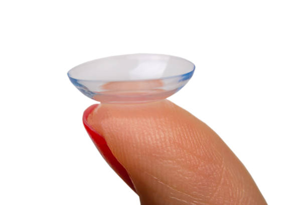 dedos femeninos con lente de contacto aislada en blanco - human eye eyesight optometrist lens fotografías e imágenes de stock