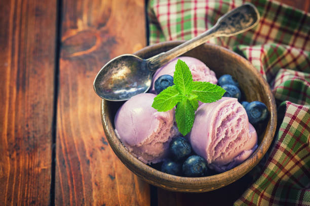 домашнее мороженое из черники - raspberry ice cream close up fruit mint стоковые фото и изображения
