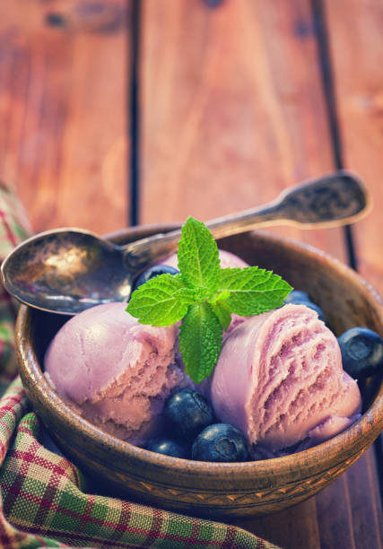 홈메이드 블루베리 아이스크림 - raspberry ice cream close up fruit mint 뉴스 사진 이미지