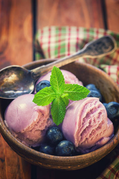 домашнее мороженое из черники - raspberry ice cream close up fruit mint стоковые фото и изображения