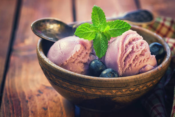 sorvete caseiro de mirtilo - raspberry ice cream close up fruit mint - fotografias e filmes do acervo