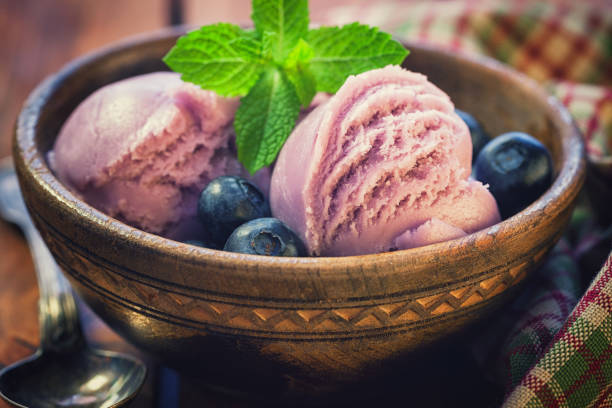 сладкое домашнее мороженое из черники - raspberry ice cream close up fruit mint стоковые фото и изображения