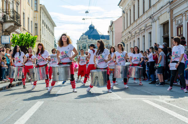 samba группы подростков на уличном исполнении играть на барабанах на клуж-напока дней города - parade music music festival town стоковые фото и изображения