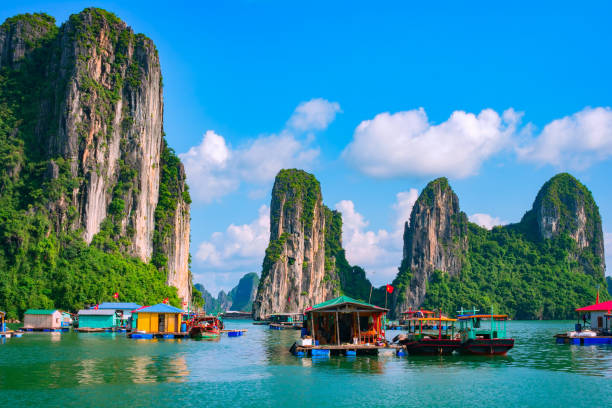 floating village, rock island, halong bay, vietnam - fishing village imagens e fotografias de stock