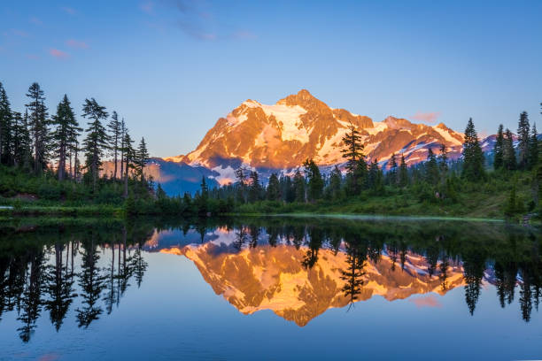 istock mount Shuksan, Picture Lake Trail, 690623822