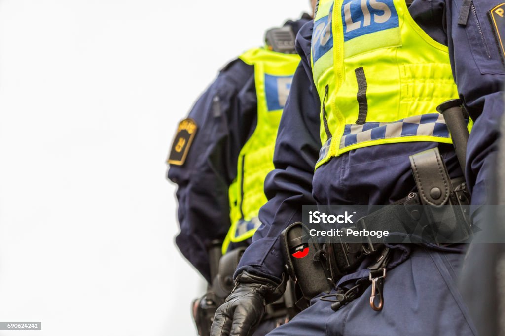 Dos agentes de policía, cerca de la parte superior del cuerpo con chaleco y equipo de la correa. - Foto de stock de Cuerpo de policía libre de derechos