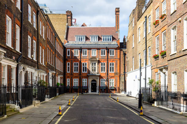 cena típica rua no distrito de londres central com fachadas de arquitetura familiar à moradia urbana. - townhouse england famous place local landmark - fotografias e filmes do acervo