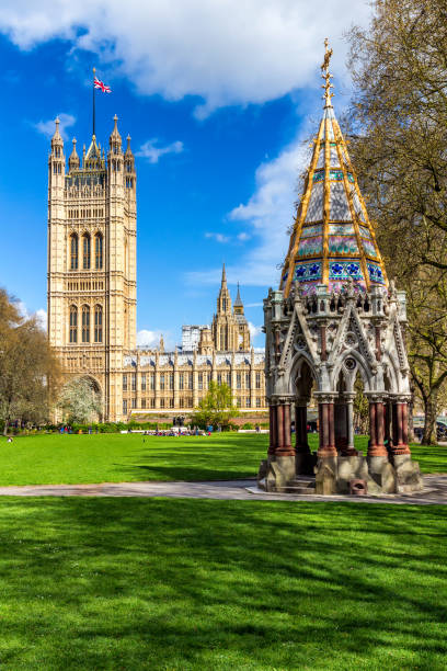 l’abbaye de westminster vu depuis les jardins de tour de victoria, london, uk. - westminster abbey city of westminster awe uk photos et images de collection