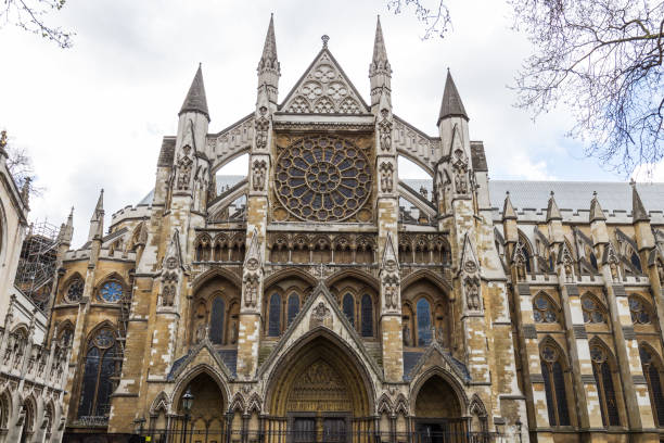 abadia de westminster (a igreja collegiate de st peter em westminster) - igreja gótica na cidade de westminster, londres. westminster é o lugar tradicional de coroação e enterro site para monarcas inglês - westminster abbey city of westminster awe uk - fotografias e filmes do acervo