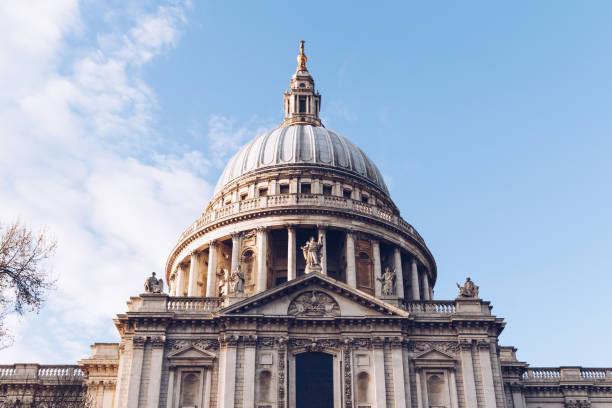 собор святого павла в лондоне, великобритания - st pauls cathedral travel destinations reflection london england стоковые фото и изображения