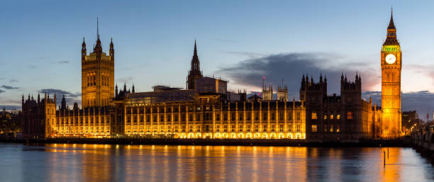 panorama do big ben e o parlamento no rio thames marco internacional de londres inglaterra reino unido ao entardecer - westminster abbey city of westminster awe uk - fotografias e filmes do acervo