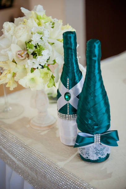 mesa festiva en el restaurante con flores - table wedding flower bow fotografías e imágenes de stock