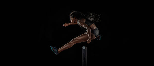 atleta femenina de salto sobre un obstáculo - hurdling hurdle running track event fotografías e imágenes de stock