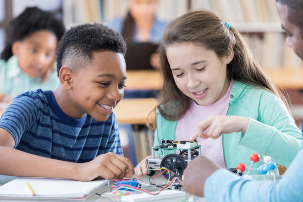 african american und hispanic studenten bauen einen roboter zusammen - science education child classroom stock-fotos und bilder