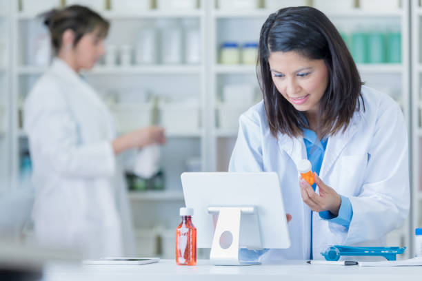 pharmacist used cash register in pharmacy - prescription doctor rx pharmacist imagens e fotografias de stock