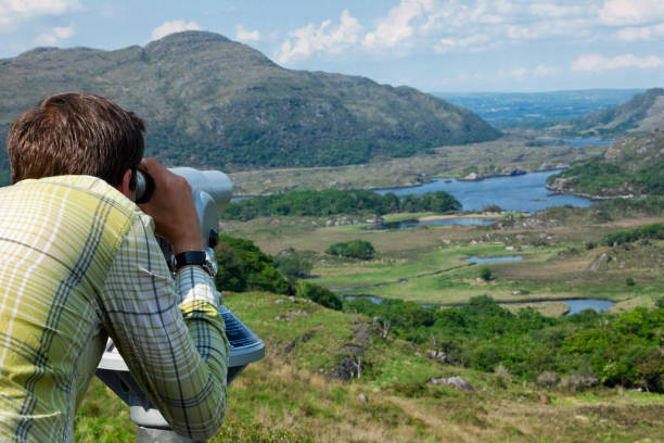 turista na vista de senhoras sobre o anel de kerry, irlanda - upper view - fotografias e filmes do acervo