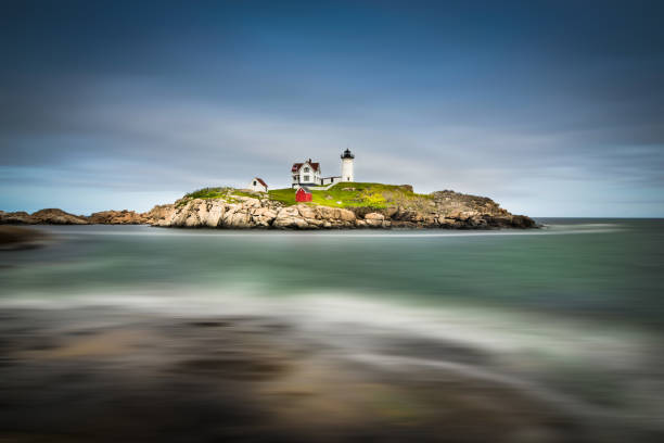 leuchtturm nubble lighthouse und coastine von maine - maine lighthouse york maine new england stock-fotos und bilder