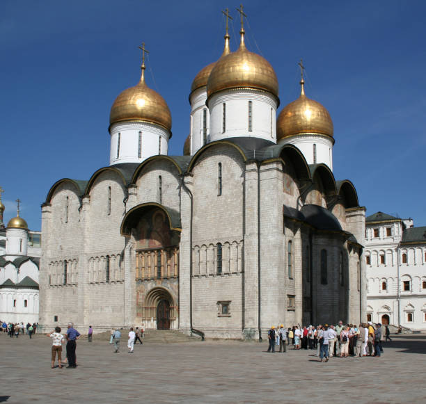 view of the patriarchal assumption cathedral of the moscow kremlin - patriarchal cross imagens e fotografias de stock