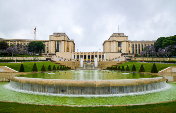 le palais de chaillot à paris - palais de chaillot photos et images de collection