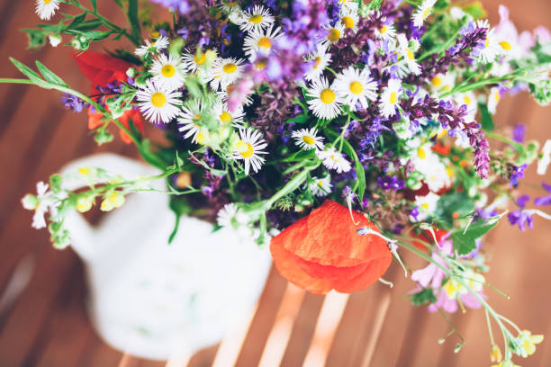 bouquet d’herbes sauvages et de fleurs dans un vase blanc - flower pot vase purple decor photos et images de collection
