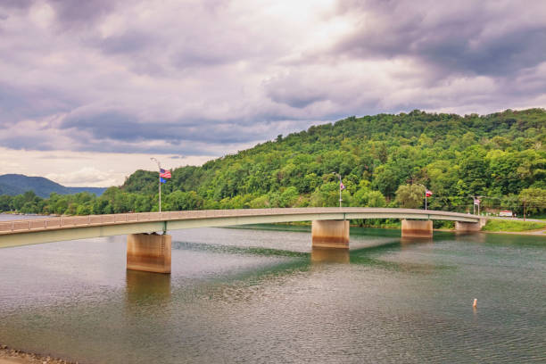 pont sur la rivière susquehanna à lock haven pennsylvanie usa - bridge pennsylvania susquehanna river concrete photos et images de collection