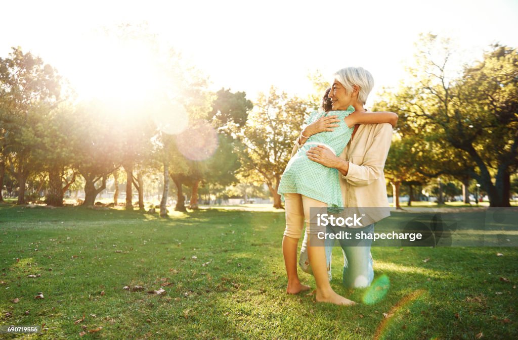 祖母の最高の抱擁を与える - 抱きしめるのロイヤリティフリーストックフォト