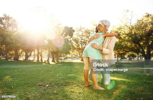 祖母の最高の抱擁を与える - 抱きしめるのストックフォトや画像を多数ご用意 - 抱きしめる, 祖母, 子供