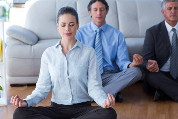 uomini d'affari che praticano yoga - yoga business women living room foto e immagini stock