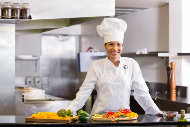 Chef Sonriente Con Verduras Cortadas En La Cocina Foto de stock y más banco de imágenes de Chef - Chef, Cocinar, Cocina - Estructura de edificio - iStock