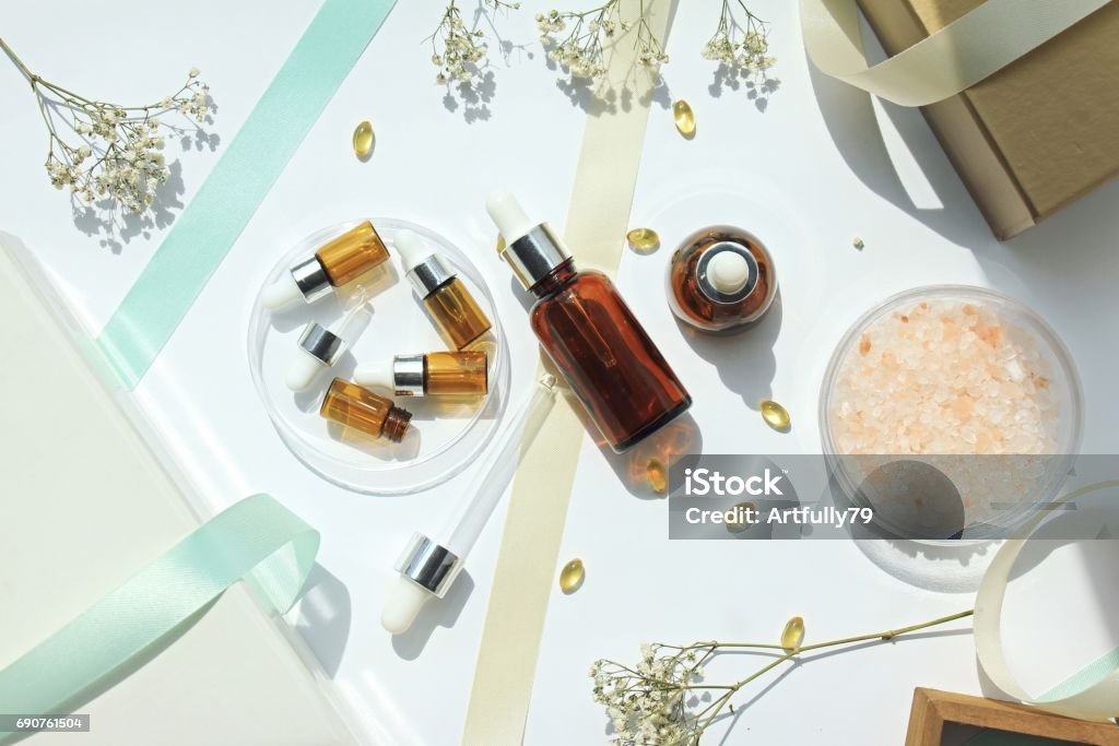 Contenants cosmétiques bouteille brune avec boîtes de ruban et cadeau, étiquette vierge pour la maquette de l’image de marque, coffret de bouteilles pour le festival de promotion de vente. - Photo de Beauté libre de droits