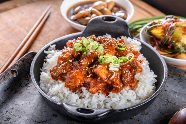 picado de carne de cerdo cocida con pasta de chile rojo, salsa gochujang, sobre arroz - comida asiática fotografías e imágenes de stock