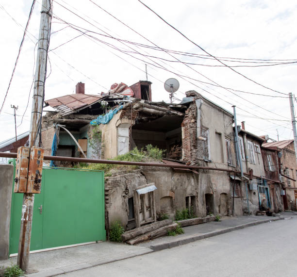 istock old house, abandoned house 690829632
